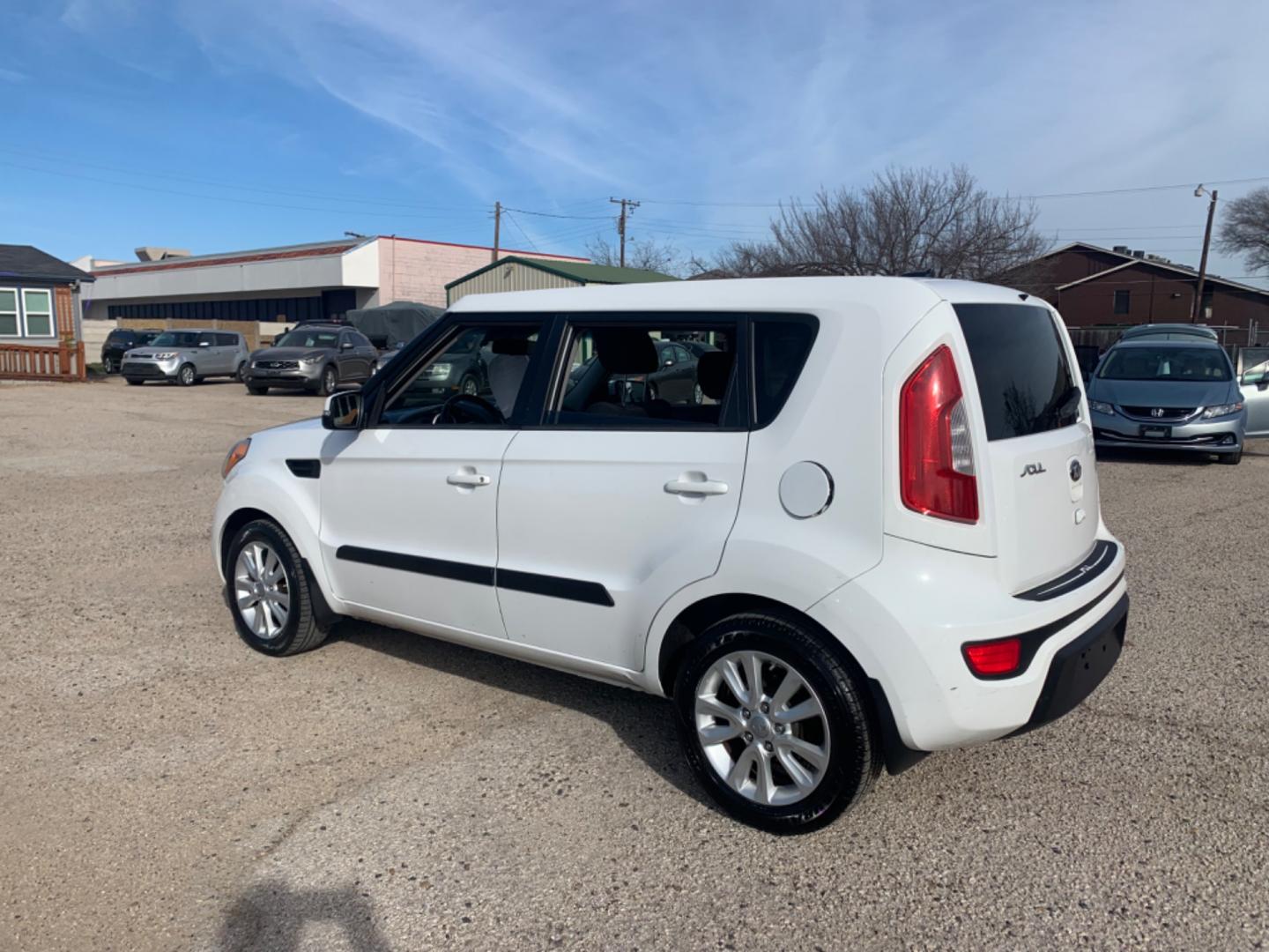 2013 White /Black Kia Soul ! (KNDJT2A62D7) with an 2.0L L4 DOHC 16V engine, AUTOMATIC transmission, located at 1830 North Belt Line Road, Irving, TX, 75061, (469) 524-0199, 32.834373, -96.993584 - Photo#3